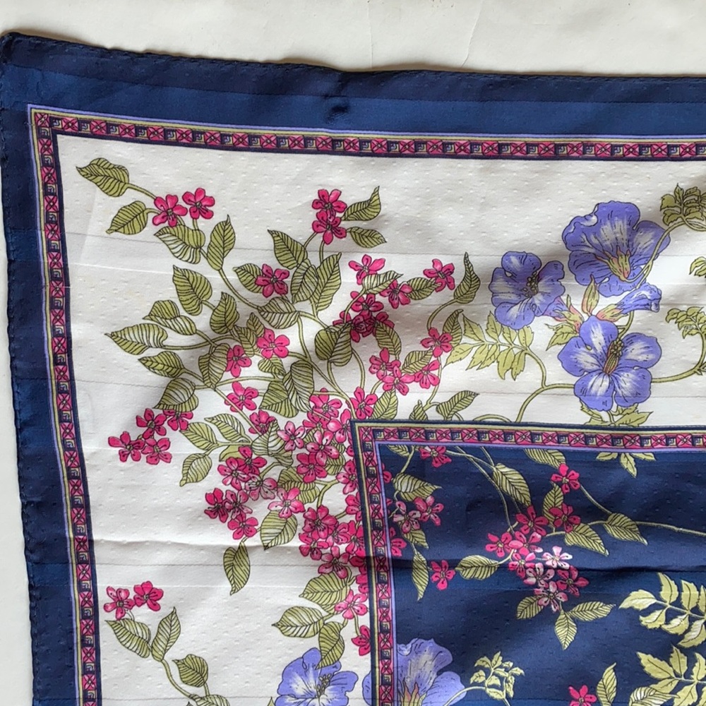 Navy Blue~White Floral‎ 29” x 30” Scarf Italy - Picture 2 of 10